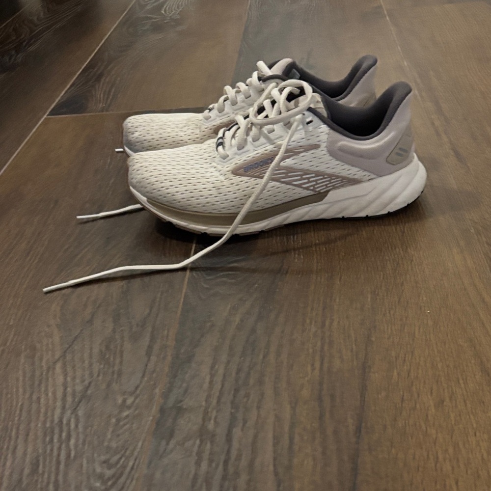 Brooks Women’s Anthem 6 Neutral Running Shoe